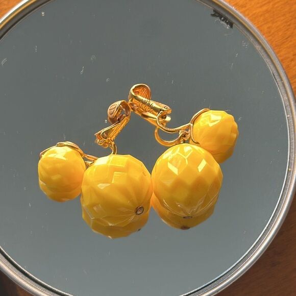 Vintage 60s/70s Vogue brand large yellow plastic ball clip on drop earrings - Picture 5 of 5